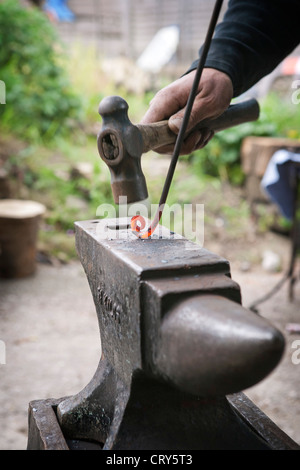 Schmied, dekorative Eisenarbeit mit Hammer und Amboss Stockfoto