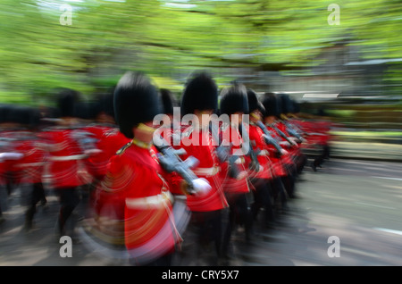 GARDISTEN MARSCHIEREN IN BIRDCAGE WALK IN DER NÄHE VON BUCKINGHAM PALACE LONDON Stockfoto