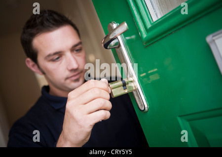 Schlosser ersetzt Euro Zylinder Schließzylinder in Haustür Stockfoto