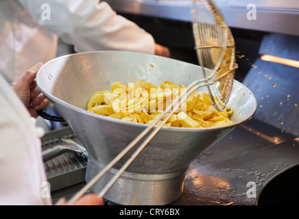 CChips gebraten auf traditionelle britische Chip shop Gloucestershire, UK Stockfoto