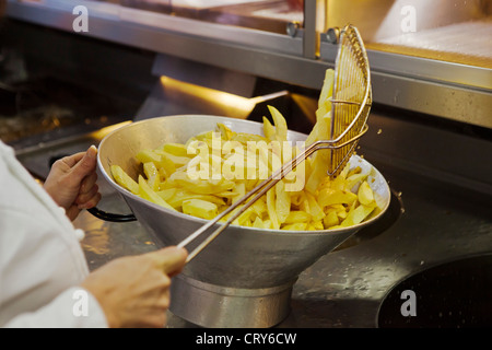 Chips, gebraten in traditionellen britischen Chip shop Gloucestershire, UK Stockfoto