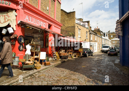 Antiquitätenladen, Portobello Road Market, London, UK. Stockfoto