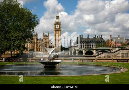 Big Ben und Westminster Bridge gesehen aus des Gartens von St. Thomas Hospital, Lambeth, London, UK Stockfoto