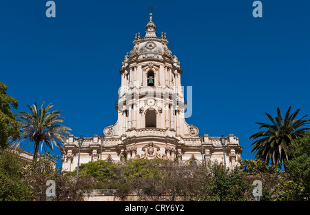 Die sizilianische Barockfassade stammt aus dem Jahr 1702 des Duomo di San Giorgio (Kathedrale des Heiligen Georg) in Modica, Sizilien. Der Architekt war Rosario Gagliardi Stockfoto