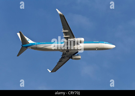Eine Boeing B737 der niederländischen Fluggesellschaft KLM am Abreisetag Stockfoto