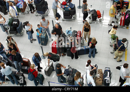 Düsseldorf, Passagiere warten am Check-in-Schalter Stockfoto