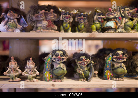 Traditionelle Trolle auf dem Display in Tromso Geschenk und Souvenir-Shop in Strandgata in Tromsø, Norwegen Stockfoto