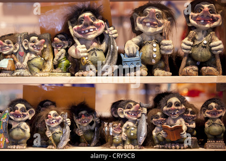 Traditionelle Trolle auf dem Display in Tromso Geschenk und Souvenir-Shop in Strandgata in Tromsø, Norwegen Stockfoto