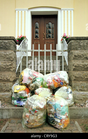 Gelbe Müllsäcke stapelten sich vor der Haustür Stockfoto