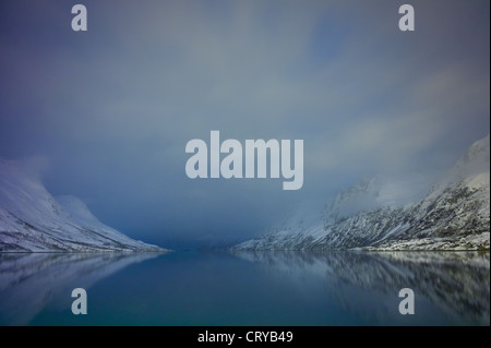 Arktischen Himmel und Landschaft am Ersfjordbotn auf Klavoya Insel in der Nähe von Tromsø, Nordnorwegen Stockfoto