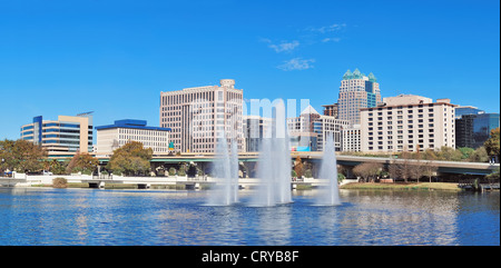 Orlando-Vierwaldstättersee Panorama am Morgen mit Bürogebäuden, Brücke und Brunnen Stockfoto