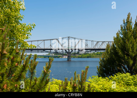 Royal Alexandra Interprovincial Bridge, Ottawa river Stockfoto