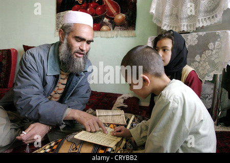 Koranschueler werden von einem Imam gelehrt Stockfoto