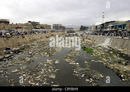 Blick auf den verschmutzten Kabul-Fluss Stockfoto