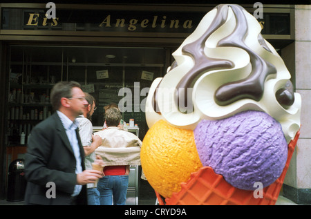 Berlin, große Eistüte vor Eiscafe Stockfoto