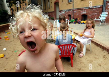 Spielende Kinder im Hinterhof, Berlin-Prenzlauer Berg. Stockfoto