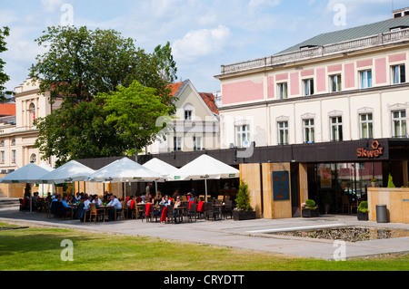 Spieß-Restaurant-Terrasse entlang Krakowskie Przedmiescie Straße Srodmiescie Warschau Polen Mitteleuropa Stockfoto