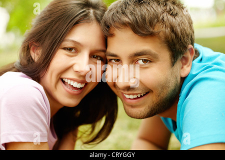 Porträt von ein glücklich lachendes paar Wesen nahe beieinander Stockfoto