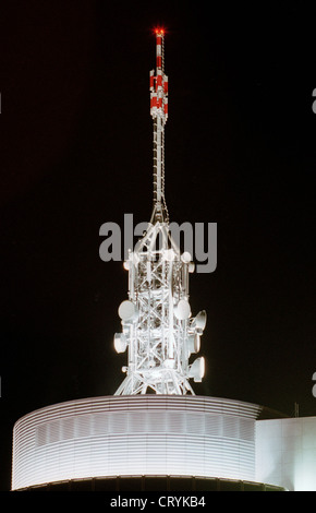 Beleuchtete mobile Antenne auf einem Hochhaus Stockfoto