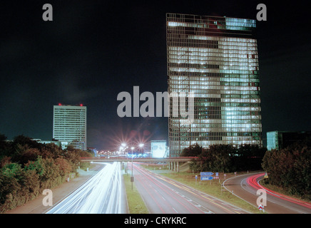 Neue Buerohochhaeuser in der Nacht in München Stockfoto