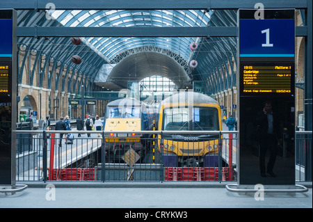 London Kings Cross Station Plattform 1 Züge zug First Capital Connect Cambridge boarding Freileitungen Leute Passagiere modernisiert Stockfoto