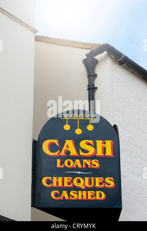 Verpfänden Sie Broker Schild hoch oben auf einem Gebäude Bargeld Schecks Barkredite und Service anzubieten. UK Stockfoto