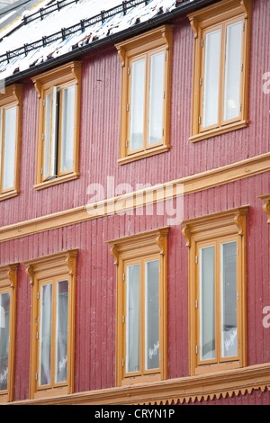 Traditionelle Architektur und Schneefanggitter auf dem Dach in der Storgata in Stadt Tromsø, in der Arktis im Norden von Norwegen Stockfoto