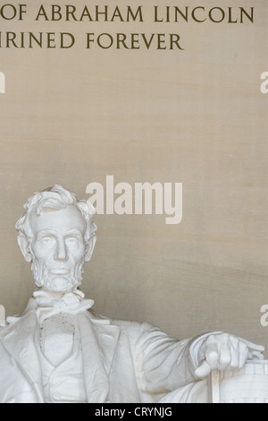 WASHINGTON DC, USA – die berühmte Statue eines sitzenden Präsidenten Abraham Lincoln, die von Daniel Chester French geschaffen wurde, ist im Lincoln Memorial in der National Mall zu sehen. Diese Vorderansicht zeigt Lincoln, der nach Osten in Richtung Washington Monument und US Capitol blickt und seine dauerhafte Präsenz in der amerikanischen Geschichte und Politik verkörpert. Stockfoto