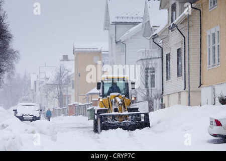 Arbeiter Laufwerke Komatsu WA90 Schneepflug auf der Straße in Skolegata in der Stadt von Tromsø, am Polarkreis in Nordnorwegen zu löschen Stockfoto