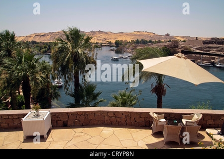 Blick von der Terrasse des Old Cataract Hotel in Assuan mit Blick auf den Nil Ägypten Stockfoto