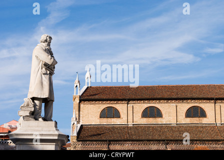 Niccolò Tommaseo Statue in Campo San Stefano, Venedig, Italien. Venezianische Statue mit Blick auf Kirche Dach Stockfoto