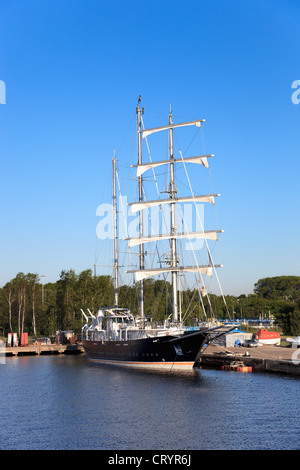 Eine einsamer Luxus-Segelschiff vertäut am Kai. Stockfoto