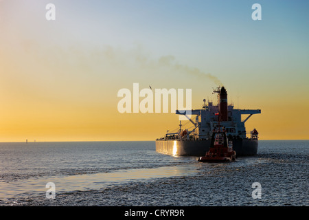 Tanker bei Sonnenuntergang setzen auf das Meer. Stockfoto