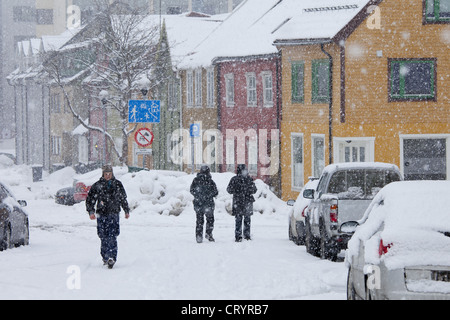 Einheimischen, Wandern im Schnee in Tromsø innerhalb des Polarkreises in Nord-Norwegen Stockfoto