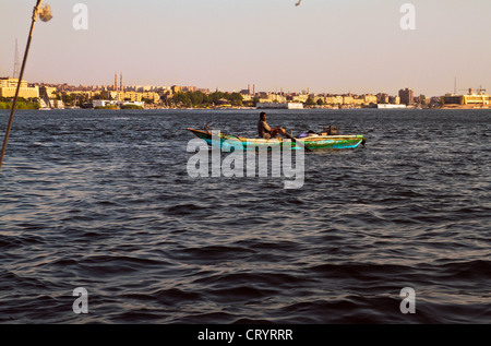 Mann im Ruderboot auf dem Nil in Assuan, Ägypten Stockfoto