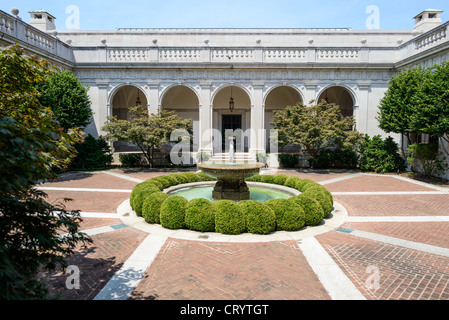 WASHINGTON DC, USA – der Innenhof der Freer Gallery of Art, Teil des National Museum of Asian Art der Smithsonian Institution, befindet sich in der National Mall. Dieser ruhige Ort, umgeben von der italienischen Architektur der Galerie, bietet eine ruhige Umgebung innerhalb des Museums, das für seine umfangreichen Sammlungen asiatischer und amerikanischer Kunst bekannt ist. Stockfoto