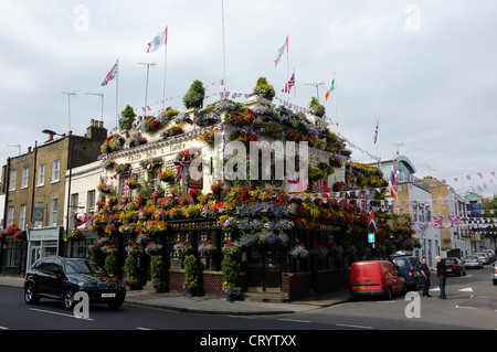 Eine Blütenpracht im Churchill Arms Pub, Kensington Church Street, London W8 7LN Stockfoto