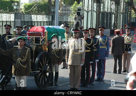 2004 - der Sarg des palästinensischen Führer Yasser Arafat in das Staatsbegräbnis veranstaltet von der ägyptische Präsident Hosni Mubarak in Kairo. Stockfoto