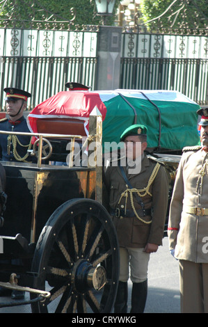 2004 - der Sarg des palästinensischen Führer Yasser Arafat in das Staatsbegräbnis veranstaltet von der ägyptische Präsident Hosni Mubarak in Kairo. Stockfoto