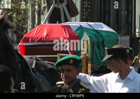 2004 - der Sarg des palästinensischen Führer Yasser Arafat in das Staatsbegräbnis veranstaltet von der ägyptische Präsident Hosni Mubarak in Kairo. Stockfoto