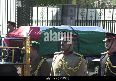 2004 - der Sarg des palästinensischen Führer Yasser Arafat in das Staatsbegräbnis veranstaltet von der ägyptische Präsident Hosni Mubarak in Kairo. Stockfoto