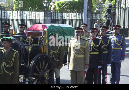 2004 - der Sarg des palästinensischen Führer Yasser Arafat in das Staatsbegräbnis veranstaltet von der ägyptische Präsident Hosni Mubarak in Kairo. Stockfoto