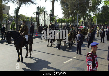 2004 - der Sarg des palästinensischen Führer Yasser Arafat in das Staatsbegräbnis veranstaltet von der ägyptische Präsident Hosni Mubarak in Kairo. Stockfoto