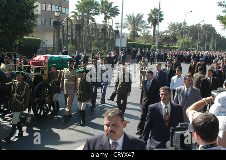 2004 - der Sarg des palästinensischen Führer Yasser Arafat in das Staatsbegräbnis veranstaltet von der ägyptische Präsident Hosni Mubarak in Kairo. Stockfoto