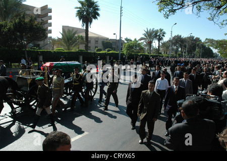 2004 - der Sarg des palästinensischen Führer Yasser Arafat in das Staatsbegräbnis veranstaltet von der ägyptische Präsident Hosni Mubarak in Kairo. Stockfoto