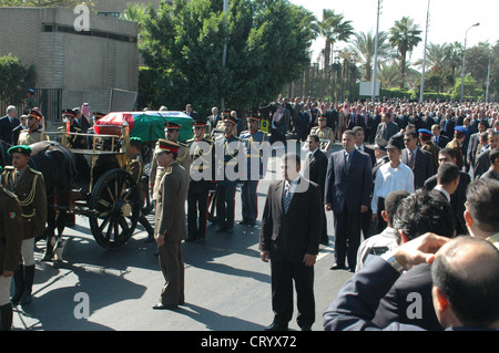 2004 - der Sarg des palästinensischen Führer Yasser Arafat in das Staatsbegräbnis veranstaltet von der ägyptische Präsident Hosni Mubarak in Kairo. Stockfoto