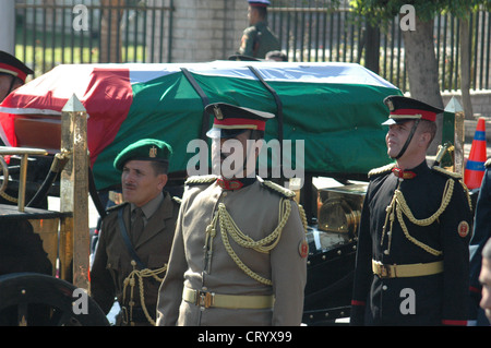 2004 - der Sarg des palästinensischen Führer Yasser Arafat in das Staatsbegräbnis veranstaltet von der ägyptische Präsident Hosni Mubarak in Kairo. Stockfoto