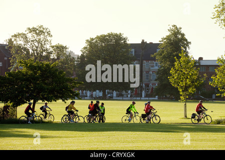 Radfahrer in Clapham Common bei Sonnenaufgang Überschrift für den Beginn der Charity-Radtour, London UK Stockfoto