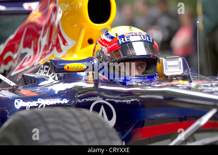 Nahaufnahme von Red Bull-Fahrer Mark Webber, sitzen im Auto über den Beginn der Goodwood Hill Climb 2012 Stockfoto