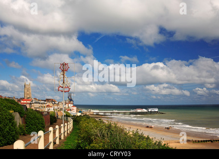 Ein Blick auf den Strand, Pier und am Meer Stadt Cromer, Norfolk, England, Vereinigtes Königreich, aus dem Osten Klippe Fußweg. Stockfoto